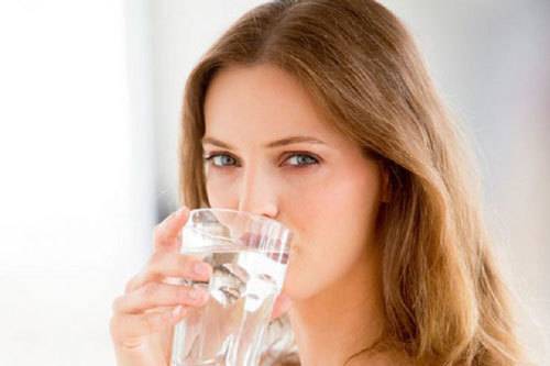 Uống ít nhất 2 lít nước lọc mỗi ngày để phòng tránh sỏi thận